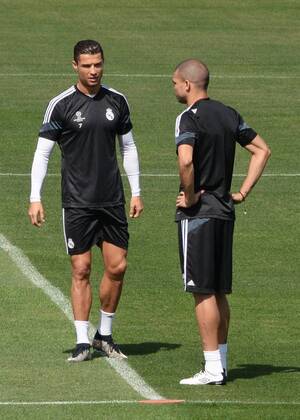Aktuell Fußball, Champions League, Training FC Real Madrid ESPANA, MADRID 12 APR: Cristiano Ronaldo speaks Pepe in Ciudad Deportiva Real Madrid (Valdebebas), for the next match Champions League 2014 15 Real Madrid VS Juventus in Stadium Santiago Bernabeu (Madrid). 12th of April 2015 (Madrid). (Isa Saiz Cordon Press). 