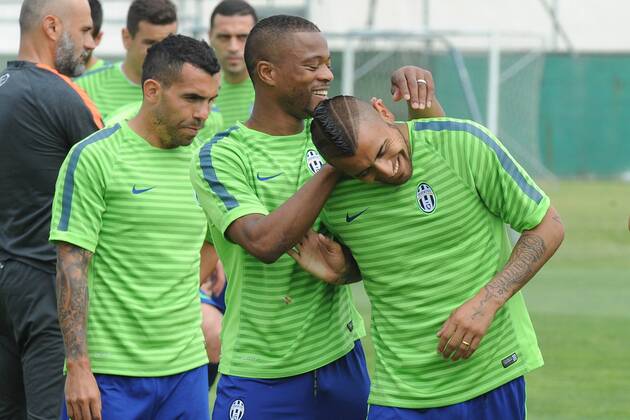 IPP20150512 Football - soccer: UEFA Champions League, Juventus Turin, carlos tevez arturo vidal scherza con patrice evra xHOCHxZWEIx xItalyxPhotoxPressx 