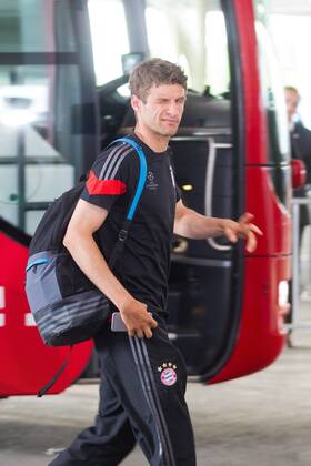 GER, UEFA CL Halbfinale, FC Bayern Muenchen vs. FC Barcelona Barca 12.05.2015, Allianz Arena, Muenchen, GER, UEFA CL Halbfinale, FC Bayern Muenchen vs. FC Barcelona, im Bild Thomas Mueller (FCB 25) kneift ein Auge zu nphxStraubmeier