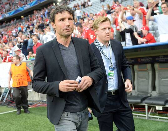 12.05.2015, xjhx, Fussball UEFA Champions League, FC Bayern Muenchen - FC Barcelona Barca v.l. Mark van Bommel