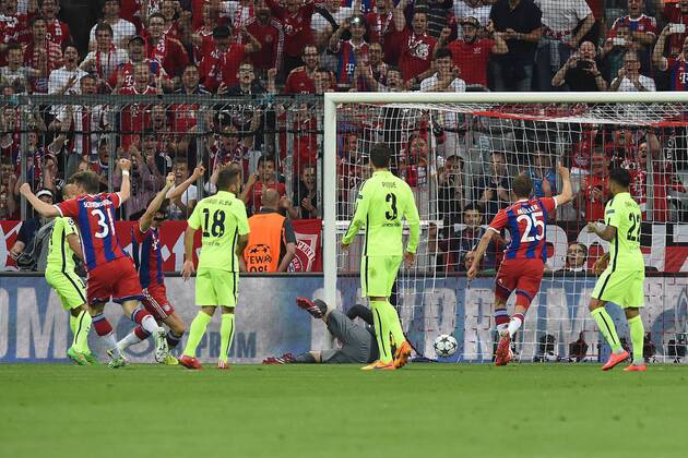 Fußball Champions League Halbfinale Bayern München - FC Barcelona Barca am 12.05.2015 in der Allianz Arena in München Tor zum 1:0 durch Mehdi Benatia ( München )