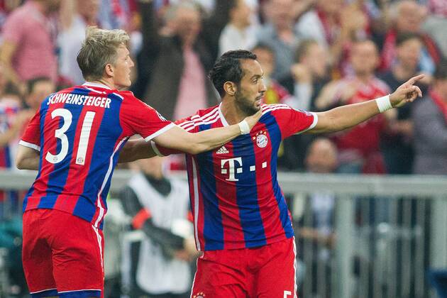 GER, UEFA CL Halbfinale, FC Bayern Muenchen vs. FC Barcelona Barca 12.05.2015, Allianz Arena, Muenchen, GER, UEFA CL Halbfinale, FC Bayern Muenchen vs. FC Barcelona, im Bild Jubel nach dem Tor zum 1-0 Medhi Benatia (FCB 5) in der 7. Minute mit seinem ersten CL tor für die Bayern mit Bastian Schweinsteiger (FCB 31) nphxStraubmeier
