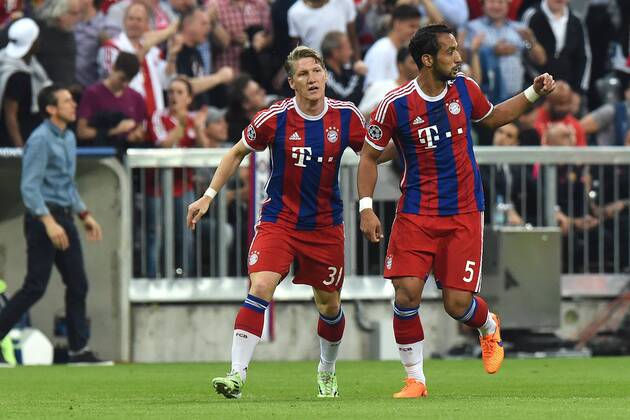 Fußball Champions League Halbfinale Bayern München - FC Barcelona Barca am 12.05.2015 in der Allianz Arena in München Torjubel zum 1:0 durch Mehdi Benatia ( München ), rechts - Bastian Schweinsteiger ( München ), links