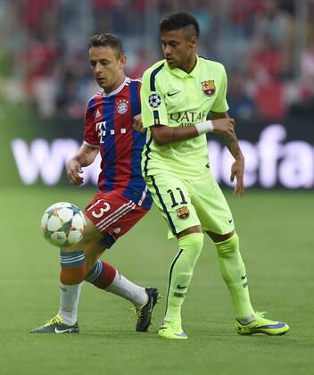 FUSSBALL CHAMPIONS LEAGUE SAISON 2014 2015 HALBFINALE RUECKSPIEL FC Bayern Muenchen - FC Barcelona Barca 12.05.2015 Rafinha (li, FC Bayern Muenchen) gegen Neymar (Barca) 