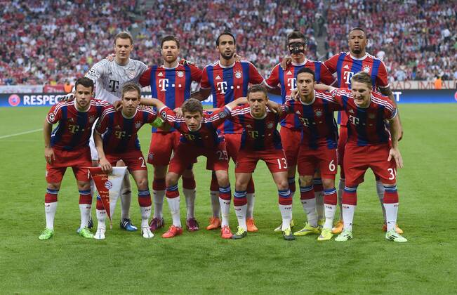 FUSSBALL CHAMPIONS LEAGUE SAISON 2014 2015 HALBFINALE RUECKSPIEL FC Bayern Muenchen - FC Barcelona Barca 12.05.2015 Teamfoto FC Bayern Muenchen, hintere Reihe von links: Torwart Manuel Neuer, Xabi Alonso, Mehdi Benatia, Robert Lewandowski, Jerome Boateng. Vordere Reihe von links: Juan Bernat, Philipp Lahm, Thomas Mueller, Rafinha, Thiago Alcantara und Bastian Schweinsteiger 
