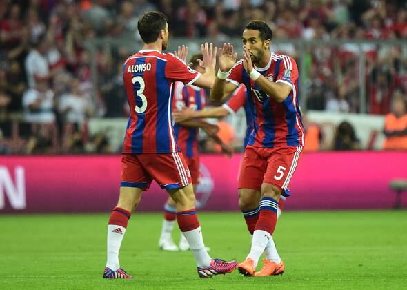 12.05.2015, xjhx, Fussball UEFA Champions League, FC Bayern Muenchen - FC Barcelona Barca v.l. Xabi Alonso (FC Bayern Muenchen), Medhi Benatia (FC Bayern Muenchen) Torjubel, Goal celebration, celebrate the goal zum 1:0