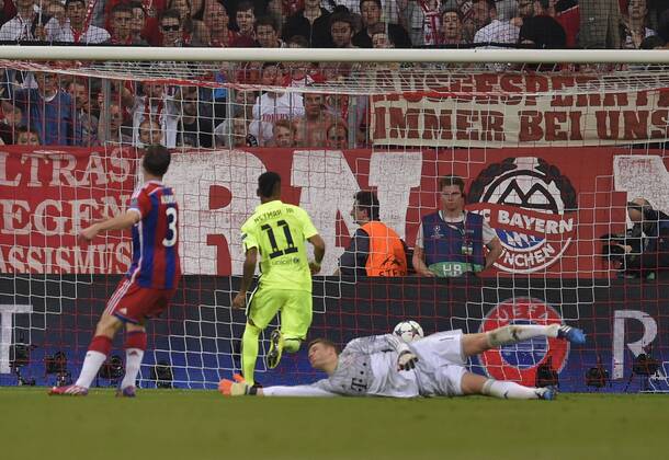 12.05.2015, Fussball Championsleague 2014 2015, Halbfinale Rückspiel, FC Bayern München - FC Barcelona Barca in der Allianz-Arena München. Torschuss zum 1:1 Ausgleich von Neymar (mitte, Barcelona). Torwart Manuel Neuer (Bayern) und Xabi Alonso (li, Bayern München) haben keine Chance. 