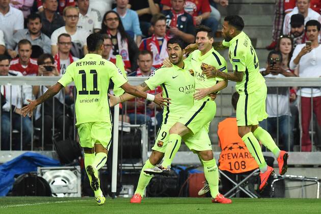Fußball Champions League Halbfinale Bayern München - FC Barcelona Barca am 12.05.2015 in der Allianz Arena in München Torjubel zum 1:1 durch Neymar ( Barcelona ), links