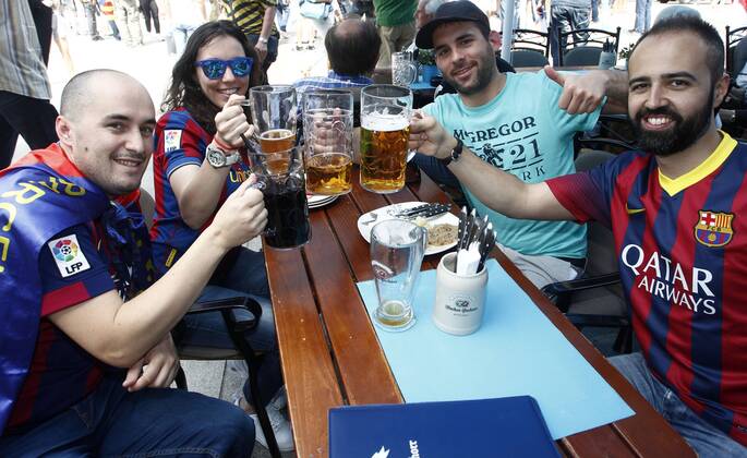Fans des FC Barcelona feiern vor dem Spiel in der Münchener Innenstadt - UEFA Champions League 2014 2015 - FC Barcelona Barca. xFRANCESCxADELANTADOx 