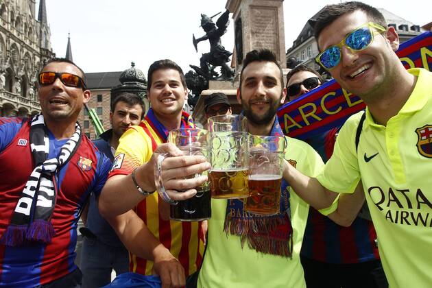 Fans des FC Barcelona feiern vor dem Spiel in der Münchener Innenstadt - UEFA Champions League 2014 2015 - FC Barcelona Barca. xFRANCESCxADELANTADOx 