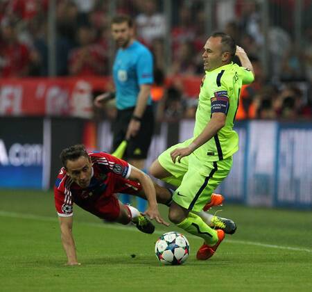Rafinha, Andres Iniesta Lujan Aktion Spielszene Zweikampf Fußball Fussball UEFA Championsleague Herren Halbfinale Rückspiel Saison 2014 2015 12.05.2015 FC Bayern München vs. FC Barcelona Barca FCB