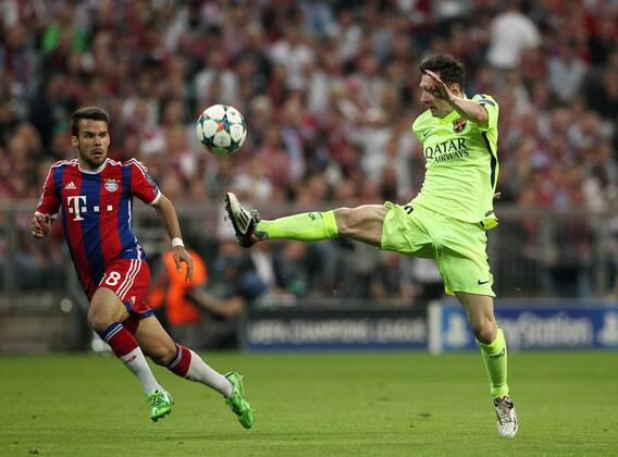 Juan Bernat, Lionel Andres Messi Aktion Spielszene Zweikampf Fußball Fussball UEFA Championsleague Herren Halbfinale Rückspiel Saison 2014 2015 12.05.2015 FC Bayern München vs. FC Barcelona Barca FCB