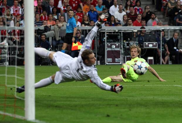 Torwart Manuel Neuer, Ivan Rakitic Aktion Spielszene Zweikampf Fußball Fussball UEFA Championsleague Herren Halbfinale Rückspiel Saison 2014 2015 12.05.2015 FC Bayern München vs. FC Barcelona Barca FCB