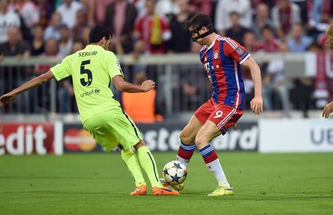 FUSSBALL CHAMPIONS LEAGUE SAISON 2014 2015 HALBFINALE RUECKSPIEL FC Bayern Muenchen - FC Barcelona Barca 12.05.2015 Sergio Busquets (Barca) gegen Robert Lewandowski (re, FC Bayern Muenchen) 