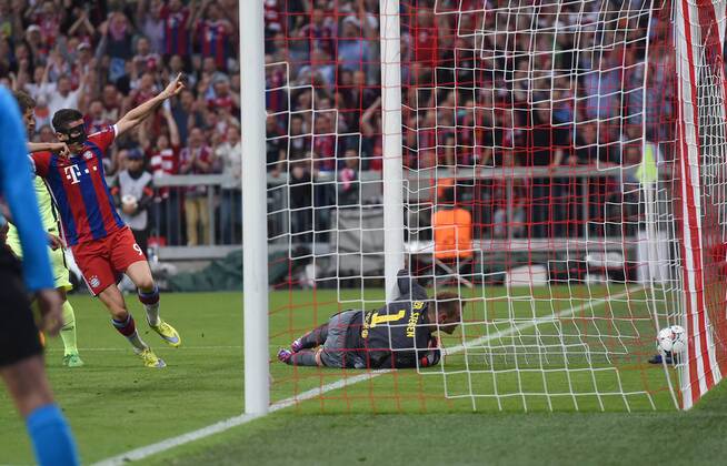 FUSSBALL CHAMPIONS LEAGUE SAISON 2014 2015 HALBFINALE RUECKSPIEL FC Bayern Muenchen - FC Barcelona Barca 12.05.2015 Torwart Marc Andre ter Stegen (Barca) sieht dem Ball zum 1:0 uber die Torlinie gehen. Robert Lewandowski (li, FC Bayern Muenchen) dreht jubelnd ab 
