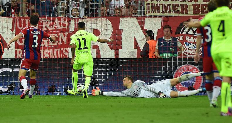 12.05.2015, xjhx, Fussball UEFA Champions League, FC Bayern Muenchen - FC Barcelona Barca v.l. Xabi Alonso (FC Bayern Muenchen), Neymar (FC Barcelona), Manuel Neuer (FC Bayern Muenchen) Goal scored, Tor zum 1:1