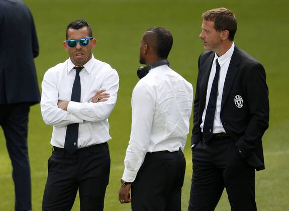 Aktuell Fußball, Champions League, Spieler von Juventus Turin begutachten in zivil den Platz Entrenamiento de la Juventus en el Santiago Bernabéu. En la imagen, Carlos Tévez. Juventus training session at Santiago Bernabéu. In this picture, Carlos Tévez. xJOSExA.xGARCIAx 
