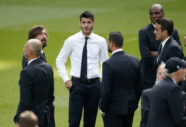 Aktuell Fußball, Champions League, Spieler von Juventus Turin begutachten in zivil den Platz Entrenamiento de la Juventus en el Santiago Bernabéu. En la imagen, Morata. Juventus training session at Santiago Bernabéu. In this picture, Morata. xJOSExA.xGARCIAx 