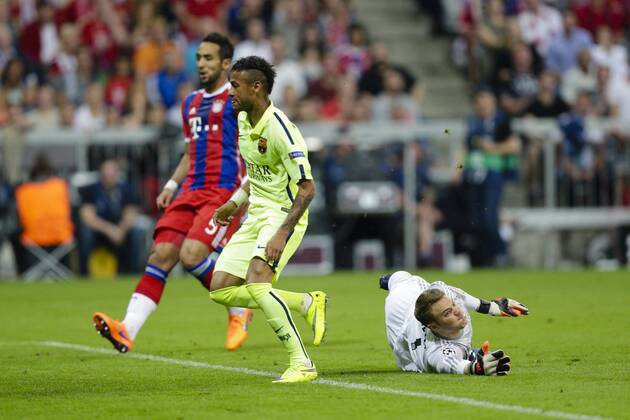 12.05.2015. Munich, Germany. Champions League Football Semi Final 2nd Leg. Bayern Munich versus Barcelona. Bayern Munich s goalkeeper Manuel Neuer beaten by a square ball by FC Barcelona Barca x2019;s Luis Suarez (not pictured), leaving FC Barcelona s Neymar with a tap in to make it 1-1 xCraigxMercerx  ActionPlus11620337