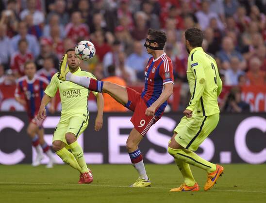 12.05.2015, Fussball Championsleague 2014 2015, Halbfinale Rückspiel, FC Bayern München - FC Barcelona Barca in der Allianz-Arena München. Robert Lewandowski (mitte, Bayern München) gegen Gerard Pique (re, Barcelona) 