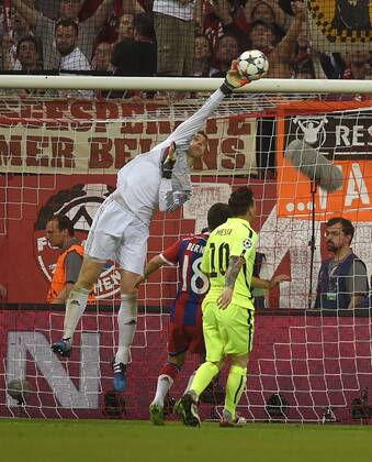 12.05.2015, Fussball Championsleague 2014 2015, Halbfinale Rückspiel, FC Bayern München - FC Barcelona Barca in der Allianz-Arena München. Torwart Manuel Neuer (Bayern) holt einen Ball aus der Luft. 