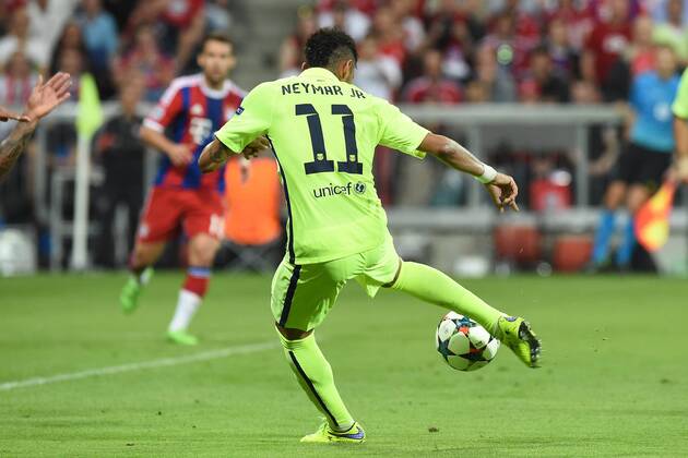 Fußball Champions League Halbfinale Bayern München - FC Barcelona Barca am 12.05.2015 in der Allianz Arena in München Torschuss zum 1:2 durch Neymar ( Barcelona )