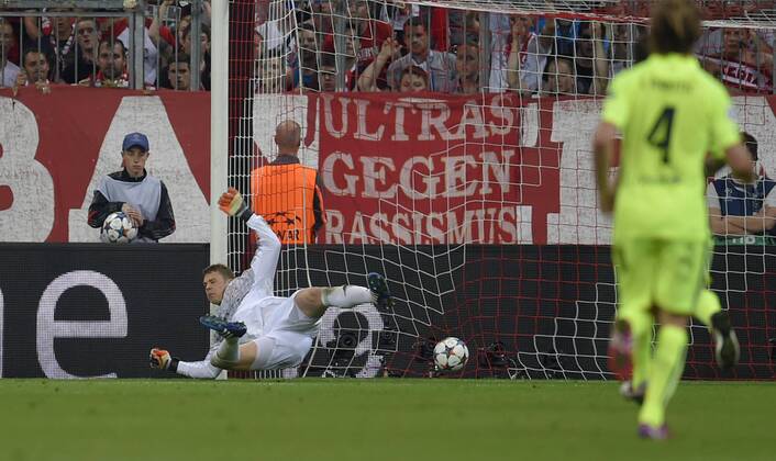 12.05.2015, Fussball Championsleague 2014 2015, Halbfinale Rückspiel, FC Bayern München - FC Barcelona Barca in der Allianz-Arena München. Torwart Manuel Neuer (Bayern) kann gegen den Schuss von Neymar (nicht im Bild, Barcelona) nichts machen, der Ball geht an ihm vorbei ins Netz zum 1:2. 