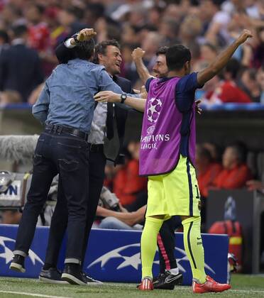12.05.2015, Fussball Championsleague 2014 2015, Halbfinale Rückspiel, FC Bayern München - FC Barcelona Barca in der Allianz-Arena München. Trainer Luis Enrique (mitte, Barcelona) jubelt. 
