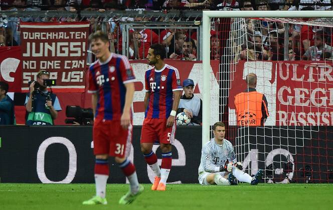 12.05.2015, xjhx, Fussball UEFA Champions League, FC Bayern Muenchen - FC Barcelona Barca v.l. Medhi Benatia (FC Bayern Muenchen), Manuel Neuer (FC Bayern Muenchen) enttaeuscht, enttaeuscht schauend, dissapointed