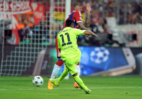 UEFA Championsleague Halbfinale 12.05.2015 FC Bayern München - CF Barcelona 12.05.2015. Tor zum 2:1 für Barca durch Neymar. Jerome Boateng (FCB) wirft sich vergeblich in den Schuß. HM
