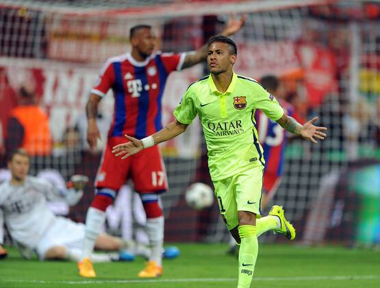 UEFA Championsleague Halbfinale 12.05.2015 FC Bayern München - CF Barcelona 12.05.2015. Neymar (Barca) jubelt nach seinem Tor zum 2:1. Im Hintergrund Tw. Manuel Neuer und Jerome Boateng (beide FCB). HM