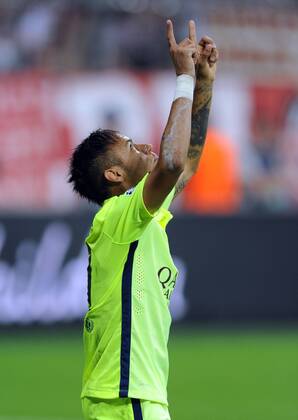 UEFA Championsleague Halbfinale 12.05.2015 FC Bayern München - CF Barcelona 12.05.2015. Torschütze Neymar (Barca) streckt nach dem 2:1 die Arme in die Luft. HM