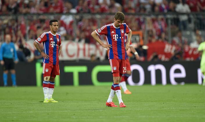 FUSSBALL CHAMPIONS LEAGUE SAISON 2014 2015 HALBFINALE RUECKSPIEL FC Bayern Muenchen - FC Barcelona Barca 12.05.2015 Thiago Alcantara und Thomas Mueller (v.l., beide FC Bayern Muenchen) sind enttaeuscht 