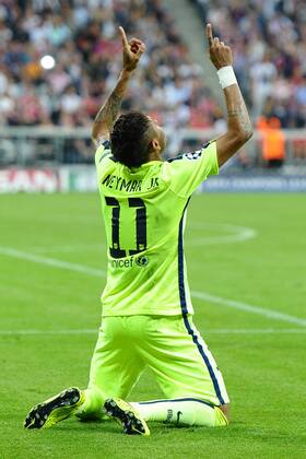 Fußball Champions League Halbfinale Bayern München - FC Barcelona Barca am 12.05.2015 in der Allianz Arena in München Torjubel zum 1:2 durch Neymar ( Barcelona )