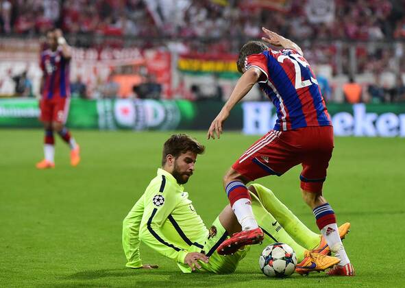 12.05.2015, xjhx, Fussball UEFA Champions League, FC Bayern Muenchen - FC Barcelona Barca v.l. Gerard Pique (FC Barcelona), Thomas Mueller (FC Bayern Muenchen)