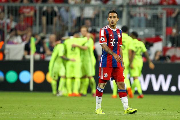 enttaeuschung bei Thiago Alcantara 6 (FC Bayern Muenchen), im Hintergrund feiern die Barcelona Spieler , FC Bayern Muenchen vs. FC Barcelona Barca Fussball, Champions League, 12.05.2015 Copyright: Kolbert xEibner-Pressefoto EP_ckt