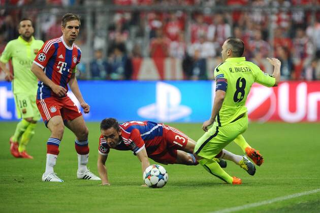 Andres Iniesta FC Barcelona Barca wird von Rafinha (FC Bayern Muenchen) gefoult. Ganz links Philipp Lahm (FC Bayern Muenchen) FC Bayern Muenchen - FC Barcelona, Fussball, Champions League, Halbfinale, Rueckspiel, 12.05.2015, Copyright: Stuetzle xEibner-Pressefoto EP_WSE