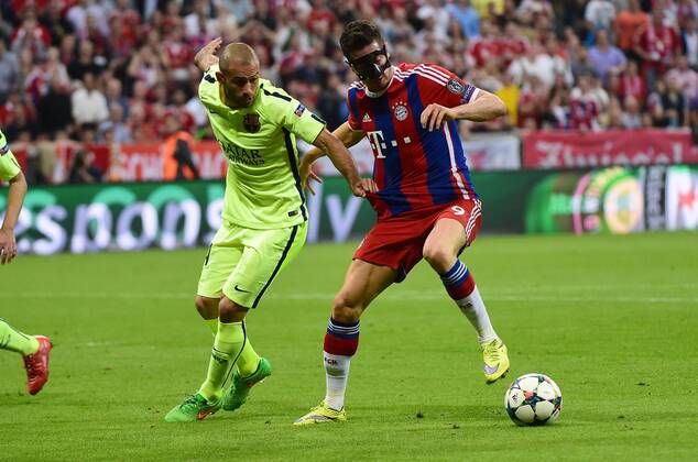 12.05.2015, xjhx, Fussball UEFA Champions League, FC Bayern Muenchen - FC Barcelona Barca v.l. Javier Mascherano (FC Barcelona), Robert Lewandowski (FC Bayern Muenchen)