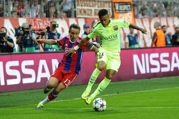 Fußball Champions League Halbfinale Bayern München - FC Barcelona Barca am 12.05.2015 in der Allianz Arena in München Rafinha ( München ), links - Neymar ( Barcelona ), rechts