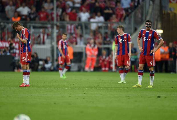 FUSSBALL CHAMPIONS LEAGUE SAISON 2014 2015 HALBFINALE RUECKSPIEL FC Bayern Muenchen - FC Barcelona Barca 12.05.2015 Thomas Mueller, Bastian Schweinsteiger und Robert Lewandowski (v.l., alle FC Bayern Muenchen) sind enttaeuscht 