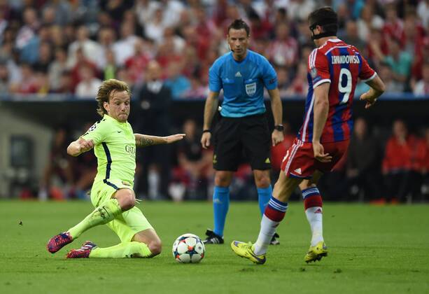 FUSSBALL CHAMPIONS LEAGUE SAISON 2014 2015 HALBFINALE RUECKSPIEL FC Bayern Muenchen - FC Barcelona Barca 12.05.2015 Ivan Rakitic (Barca) gegen Robert Lewandowski (re, FC Bayern Muenchen) 