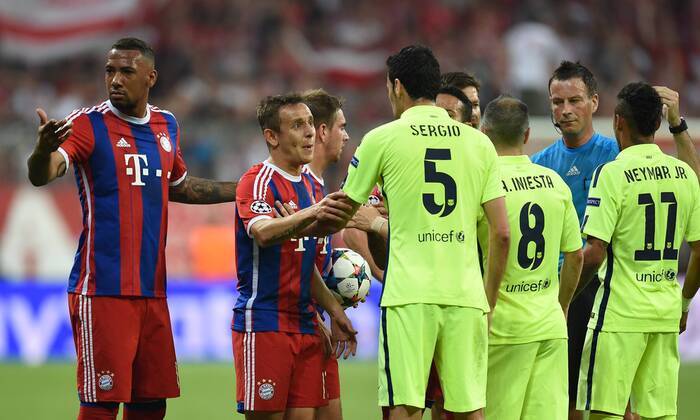 FUSSBALL CHAMPIONS LEAGUE SAISON 2014 2015 HALBFINALE RUECKSPIEL FC Bayern Muenchen - FC Barcelona Barca 12.05.2015 Wilde Diskussion; Jerome Boateng, Rafinha und Philipp Lahm (von links, auf der linken Seite) diskutieren mit Sergio Busquets, Andres Iniesta und Neymar (von links, auf der rechten Seiten, alle Barca). Schiedsrichter Mark Clattenburg hoert aufmerksam zu 