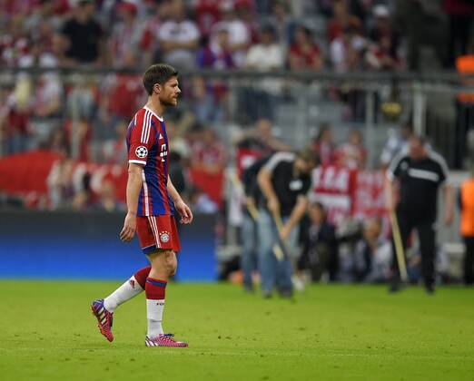 12.05.2015, Fussball Championsleague 2014 2015, Halbfinale Rückspiel, FC Bayern München - FC Barcelona Barca in der Allianz-Arena München. Xabi Alonso (Bayern München) geht frustriert vom Platz. 