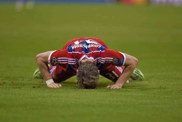 12.05.2015, Fussball Championsleague 2014 2015, Halbfinale Rückspiel, FC Bayern München - FC Barcelona Barca in der Allianz-Arena München. Bastian Schweinsteiger (München) am Boden. 