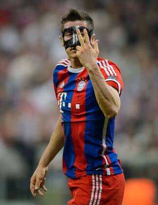 12. Mai 2015: Muenchen, Allianz Arena: Fussball UEFA Champions League, Halbfinale: FC Bayern Muenchen - FC Barcelona Barca Muenchens Robert Lewandowski beschwert sich.