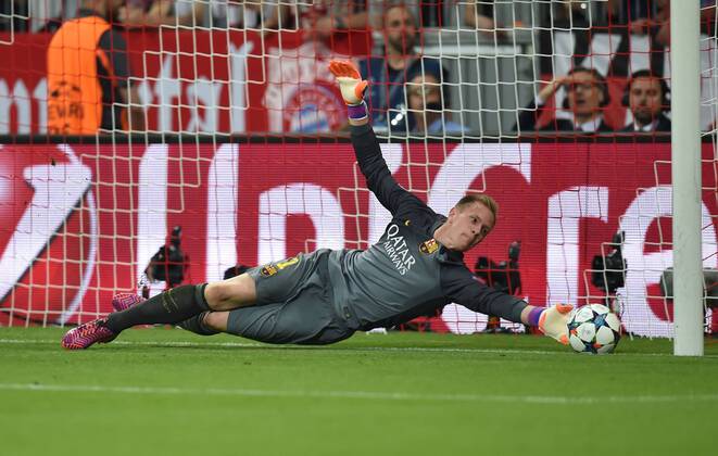 12.05.2015, Fussball, Saison 2014 15, Champions League, 2014 15, Halbfinale, FC Bayern München - FC Barcelona Barca Torwart Marc Andre ter Stegen (FC Barcelona) pariert den Ball auf der Torlinie