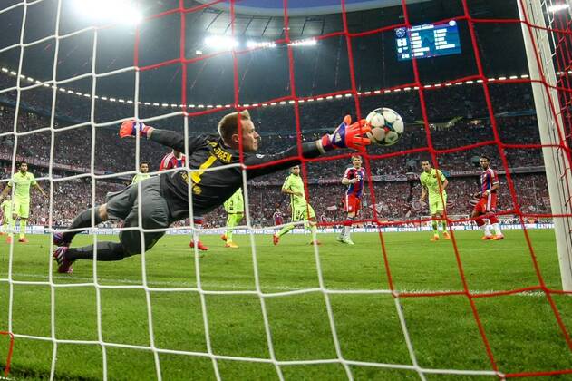 Dienstag 12.05.2015, CL, UEFA Champions League, Saison 2014 2015, Halbfinale Rueckspiel in Muenchen, FC Bayern Muenchen FC Barcelona Barca Medhi Benatia (FC Bayern 5) erzielt das 1 zu 0 gegen Torwart Marc-Andre ter Stegen (Barcelona 1) DeFodi507