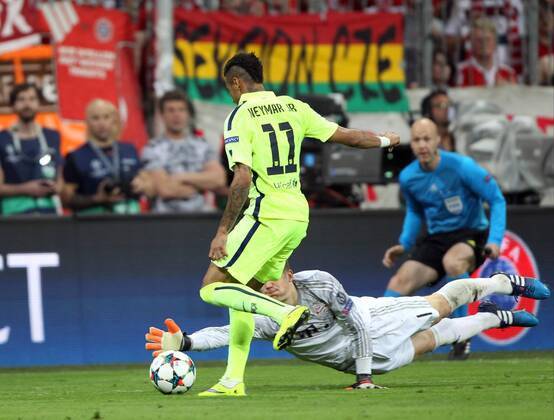 Champions League , Halbfinale, Rückspiel, Saison 2014 2015, Herren, 12.05.2015, FC Bayern München - FC Barcelona Barca Barca v.l. Aktion, Tor zum 1-1, Torschuetze, Neymar, FC Barcelona, Barca, Manuel Neuer, FC Bayern München,
