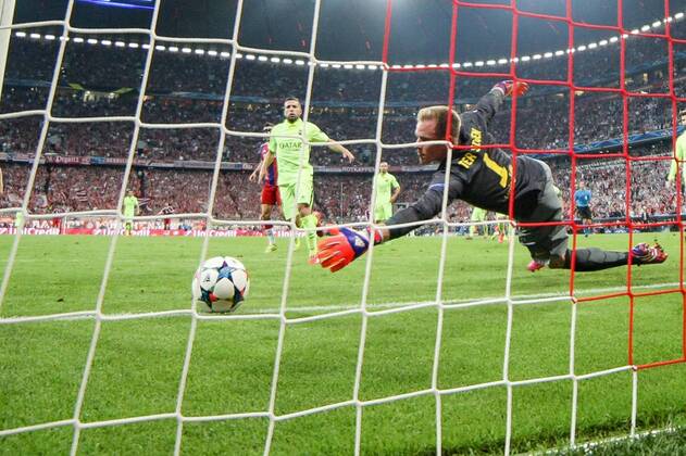 Dienstag 12.05.2015, CL, UEFA Champions League, Saison 2014 2015, Halbfinale Rueckspiel in Muenchen, FC Bayern Muenchen FC Barcelona Barca Torwart Marc-Andre ter Stegen (Barcelona 1) kratzt einen Ball von der Linie DeFodi507
