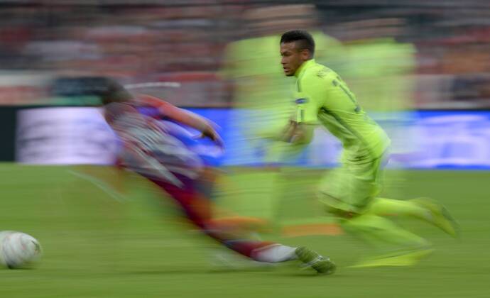 FUSSBALL CHAMPIONS LEAGUE SAISON 2014 2015 HALBFINALE RUECKSPIEL FC Bayern Muenchen - FC Barcelona Barca 12.05.2015 Neymar (re, Barca) gegen Rafinha (li, FC Bayern Muenchen) 